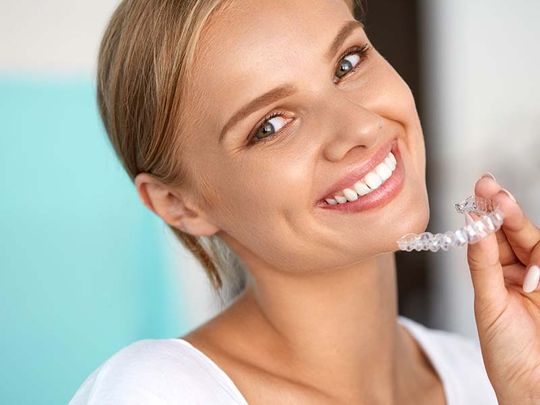 Clínica Dental Primavera mujer con ortodoncia invisible 