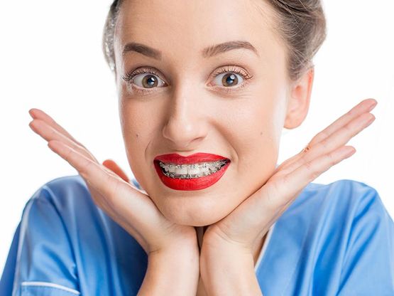 mujer con aparato de ortodoncia